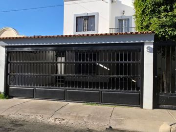 CASA EN VENTA CON EXCELENTE UBICACION, TODO CERCA DE TI