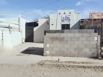 CASA DE OPORTUNIDAD CON AMPLIO PATIO, AL SUR DE LA CD.