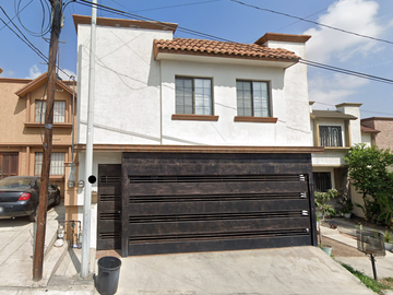 Venta de Casa en Remate, en Zona Exclusiva estratégicamente ubicada, Col. Cumbres, Monterrey Nuevo León