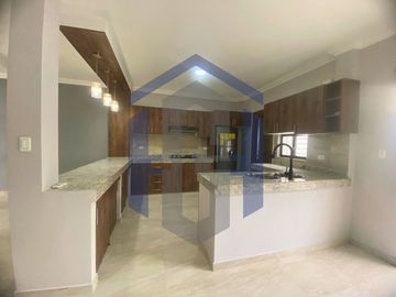 Casa de 2 plantas en venta - Urb. Cataluña, Samborondón, Ecuador