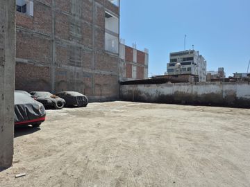 Amplio Terreno Comercial frente al Mar
