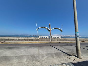 Amplio Terreno Comercial frente al Mar
