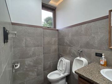 FOR SALE: PREMIUM 2 STOREY MODERN HOUSE & LOT WITH BASEMENT PARKING