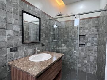 FOR SALE: PREMIUM 2 STOREY MODERN HOUSE & LOT WITH BASEMENT PARKING
