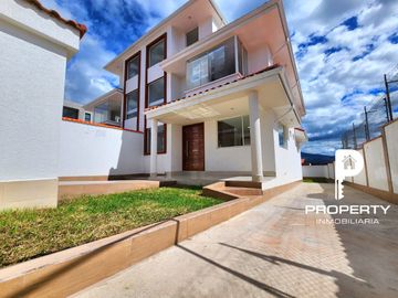 POR ESTRENAR Casa 4 dormitorios 4 parqueaderos AMPLIO PATIO terraza Cashapamba Valle de los Chillos