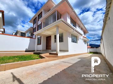 POR ESTRENAR Casa 4 dormitorios 4 parqueaderos AMPLIO PATIO terraza Cashapamba Valle de los Chillos