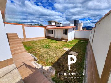 POR ESTRENAR Casa 4 dormitorios 4 parqueaderos AMPLIO PATIO terraza Cashapamba Valle de los Chillos