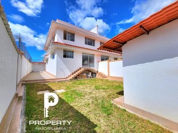 POR ESTRENAR Casa 4 dormitorios 4 parqueaderos AMPLIO PATIO terraza Cashapamba Valle de los Chillos