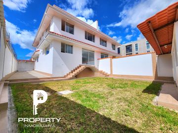 POR ESTRENAR Casa 4 dormitorios 4 parqueaderos AMPLIO PATIO terraza Cashapamba Valle de los Chillos