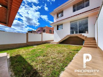 POR ESTRENAR Casa 4 dormitorios 4 parqueaderos AMPLIO PATIO terraza Cashapamba Valle de los Chillos