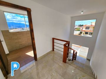 POR ESTRENAR Casa 4 dormitorios 4 parqueaderos AMPLIO PATIO terraza Cashapamba Valle de los Chillos