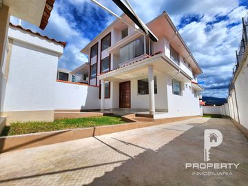 POR ESTRENAR Casa 4 dormitorios 4 parqueaderos AMPLIO PATIO terraza Cashapamba Valle de los Chillos
