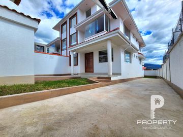 POR ESTRENAR Casa 4 dormitorios 4 parqueaderos AMPLIO PATIO terraza Cashapamba Valle de los Chillos