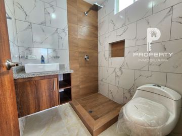 POR ESTRENAR Casa 4 dormitorios 4 parqueaderos AMPLIO PATIO terraza Cashapamba Valle de los Chillos