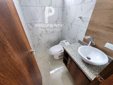 POR ESTRENAR Casa 4 dormitorios 4 parqueaderos AMPLIO PATIO terraza Cashapamba Valle de los Chillos