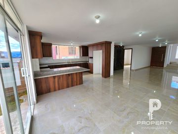 POR ESTRENAR Casa 4 dormitorios 4 parqueaderos AMPLIO PATIO terraza Cashapamba Valle de los Chillos