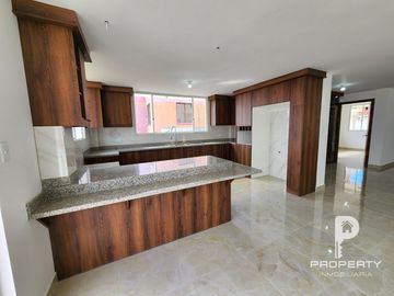 POR ESTRENAR Casa 4 dormitorios 4 parqueaderos AMPLIO PATIO terraza Cashapamba Valle de los Chillos