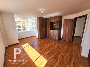 POR ESTRENAR Casa 4 dormitorios 4 parqueaderos AMPLIO PATIO terraza Cashapamba Valle de los Chillos