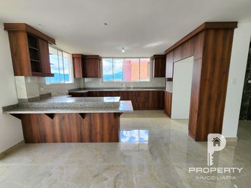 POR ESTRENAR Casa 4 dormitorios 4 parqueaderos AMPLIO PATIO terraza Cashapamba Valle de los Chillos