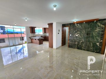 POR ESTRENAR Casa 4 dormitorios 4 parqueaderos AMPLIO PATIO terraza Cashapamba Valle de los Chillos