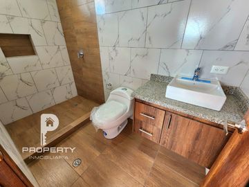 POR ESTRENAR Casa 4 dormitorios 4 parqueaderos AMPLIO PATIO terraza Cashapamba Valle de los Chillos