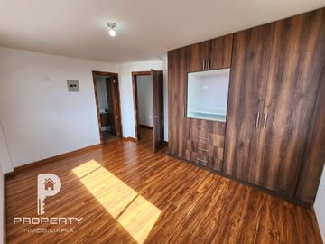 POR ESTRENAR Casa 4 dormitorios 4 parqueaderos AMPLIO PATIO terraza Cashapamba Valle de los Chillos