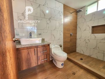 POR ESTRENAR Casa 4 dormitorios 4 parqueaderos AMPLIO PATIO terraza Cashapamba Valle de los Chillos