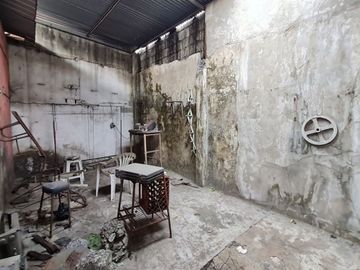 Venta de Solar con Casa Para Invertir y renovar - Calle Esmeraldas, Suroeste de Guayaquil, Sector de Importadoras y Lubricadoras