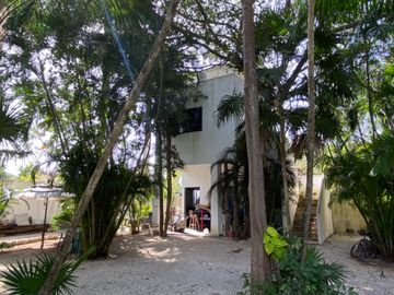 CASA CON 2500 M2 DE TERRENO, MODERNO DISEÑO CON ACABADOS DE LUJO, EXCELENTE UBICACION