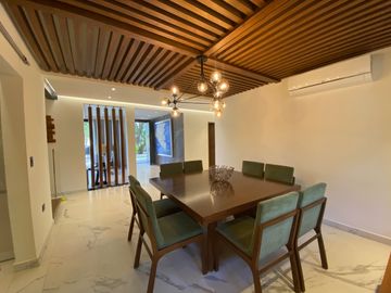 CASA CON 2500 M2 DE TERRENO, MODERNO DISEÑO CON ACABADOS DE LUJO, EXCELENTE UBICACION