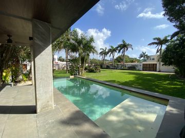CASA CON 2500 M2 DE TERRENO, MODERNO DISEÑO CON ACABADOS DE LUJO, EXCELENTE UBICACION