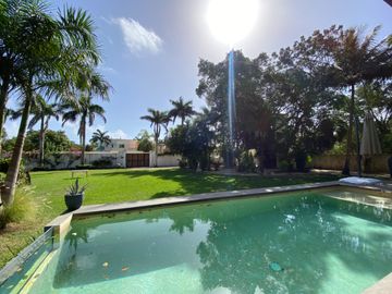 CASA CON 2500 M2 DE TERRENO, MODERNO DISEÑO CON ACABADOS DE LUJO, EXCELENTE UBICACION