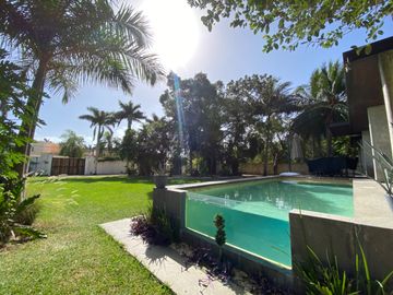 CASA CON 2500 M2 DE TERRENO, MODERNO DISEÑO CON ACABADOS DE LUJO, EXCELENTE UBICACION