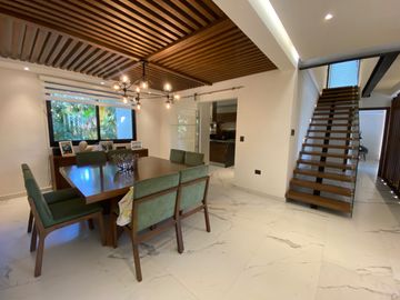 CASA CON 2500 M2 DE TERRENO, MODERNO DISEÑO CON ACABADOS DE LUJO, EXCELENTE UBICACION