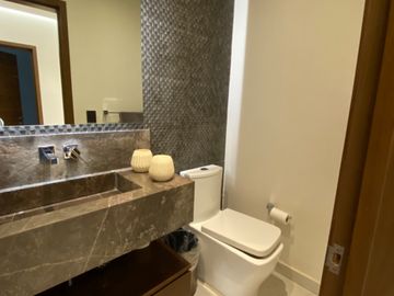 CASA CON 2500 M2 DE TERRENO, MODERNO DISEÑO CON ACABADOS DE LUJO, EXCELENTE UBICACION