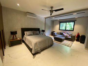 CASA CON 2500 M2 DE TERRENO, MODERNO DISEÑO CON ACABADOS DE LUJO, EXCELENTE UBICACION