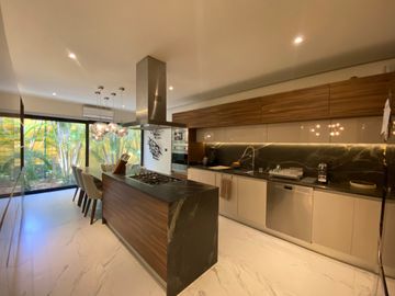 CASA CON 2500 M2 DE TERRENO, MODERNO DISEÑO CON ACABADOS DE LUJO, EXCELENTE UBICACION