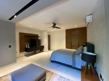 CASA CON 2500 M2 DE TERRENO, MODERNO DISEÑO CON ACABADOS DE LUJO, EXCELENTE UBICACION