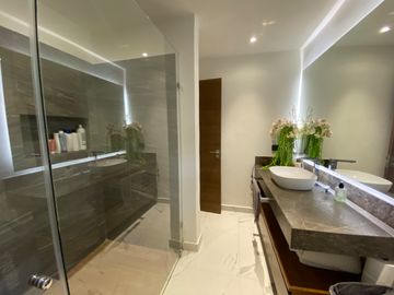 CASA CON 2500 M2 DE TERRENO, MODERNO DISEÑO CON ACABADOS DE LUJO, EXCELENTE UBICACION