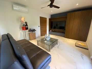 CASA CON 2500 M2 DE TERRENO, MODERNO DISEÑO CON ACABADOS DE LUJO, EXCELENTE UBICACION