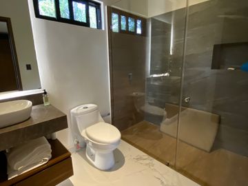 CASA CON 2500 M2 DE TERRENO, MODERNO DISEÑO CON ACABADOS DE LUJO, EXCELENTE UBICACION