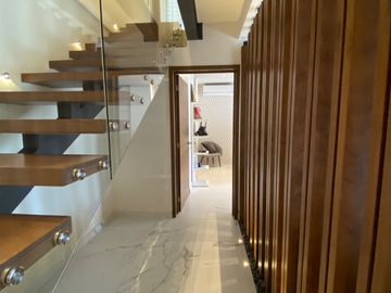 CASA CON 2500 M2 DE TERRENO, MODERNO DISEÑO CON ACABADOS DE LUJO, EXCELENTE UBICACION