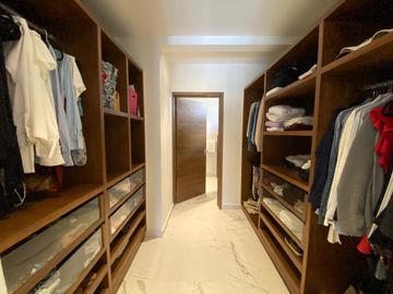 CASA CON 2500 M2 DE TERRENO, MODERNO DISEÑO CON ACABADOS DE LUJO, EXCELENTE UBICACION