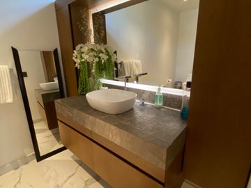 CASA CON 2500 M2 DE TERRENO, MODERNO DISEÑO CON ACABADOS DE LUJO, EXCELENTE UBICACION