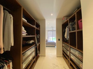 CASA CON 2500 M2 DE TERRENO, MODERNO DISEÑO CON ACABADOS DE LUJO, EXCELENTE UBICACION