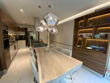 CASA CON 2500 M2 DE TERRENO, MODERNO DISEÑO CON ACABADOS DE LUJO, EXCELENTE UBICACION