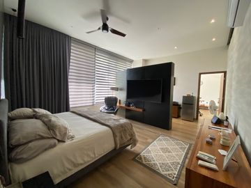 CASA CON 2500 M2 DE TERRENO, MODERNO DISEÑO CON ACABADOS DE LUJO, EXCELENTE UBICACION