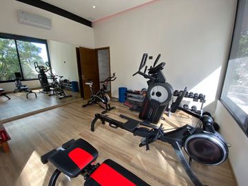 CASA CON 2500 M2 DE TERRENO, MODERNO DISEÑO CON ACABADOS DE LUJO, EXCELENTE UBICACION