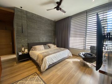 CASA CON 2500 M2 DE TERRENO, MODERNO DISEÑO CON ACABADOS DE LUJO, EXCELENTE UBICACION