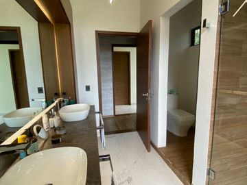 CASA CON 2500 M2 DE TERRENO, MODERNO DISEÑO CON ACABADOS DE LUJO, EXCELENTE UBICACION